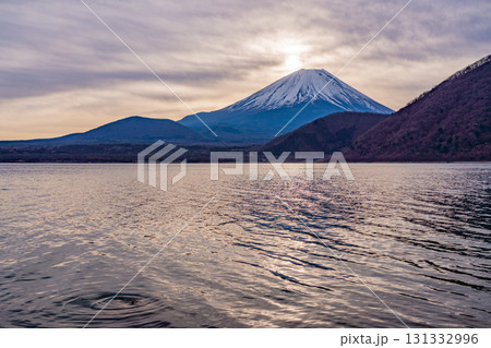 【山梨県】本栖湖・湖畔から眺める富士山 日の出 【山梨県】本栖湖・湖畔から眺める富士山 日の出 131332996