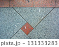 ポイ捨てされたタバコの吸い殻 131333283