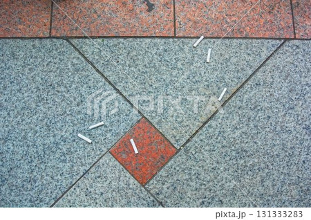 ポイ捨てされたタバコの吸い殻 131333283