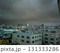 今にも雨が降り出しそうな灰色の雲に覆われた街 131333286