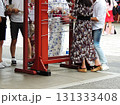 【東京・浅草寺】仲見世通りの和服姿 131333408