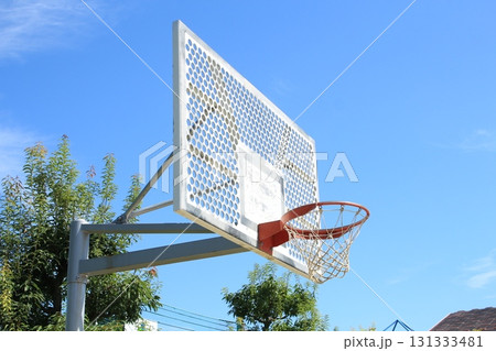 青空に映えるバスケットゴールを撮影しました。 青空に映えるバスケットゴールを撮影しました。 131333481