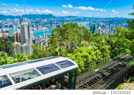 香港　山頂纜車（ピークトラム）とビクトリアハーバー 131333522
