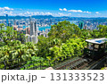 香港　山頂纜車（ピークトラム）とビクトリアハーバー 131333523