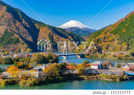 【神奈川県】丹沢湖　湖畔の紅葉　富士山遠望 131333771
