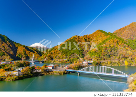 【神奈川県】丹沢湖　湖畔の紅葉　富士山遠望 131333774