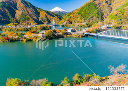 【神奈川県】丹沢湖　湖畔の紅葉　富士山遠望 131333775