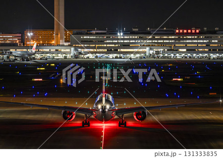 夜の羽田空港 タキシング中の飛行機 東京都大田区 夜の羽田空港 タキシング中の飛行機 東京都大田区 131333835