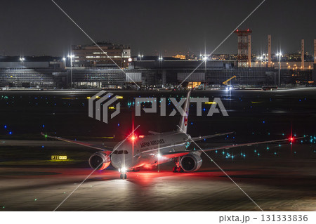 夜の羽田空港 タキシング中の飛行機 東京都大田区 夜の羽田空港 タキシング中の飛行機 東京都大田区 131333836