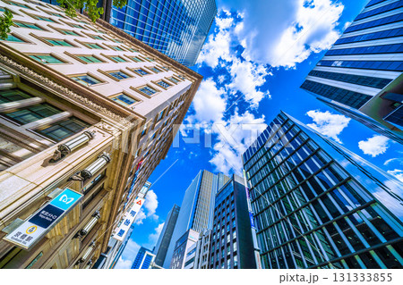 日本の東京都市景観　京橋のオフィス街。明治屋京橋ビルにある京橋駅出入口などを望む 131333855