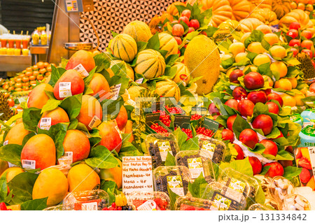 バルセロナ、市場、フルーツ、真夏、スペイン バルセロナ、市場、フルーツ、真夏、スペイン 131334842