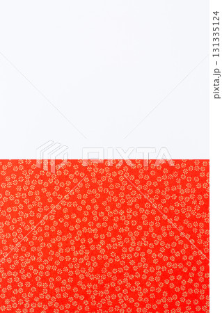 金色の花柄が入った赤い和紙と白バック 金色の花柄が入った赤い和紙と白バック 131335124