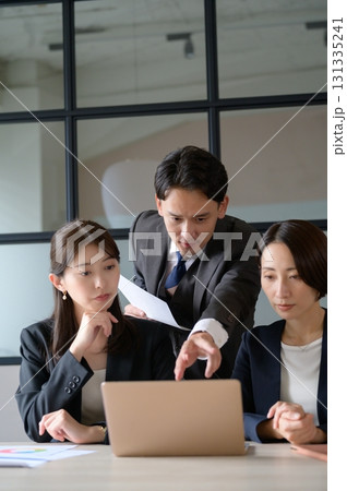 オフィスで打ち合わせをする日本人男女 オフィスで打ち合わせをする日本人男女 131335241