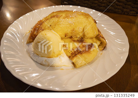 バニラアイス添えフレンチトースト 131335249