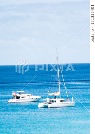 真っ青な青い空と青い海の中に不可部大きなヨット カナリア諸島のフエルテベンテュラ島にて 真っ青な青い空と青い海の中に不可部大きなヨット カナリア諸島のフエルテベンテュラ島にて 131335401