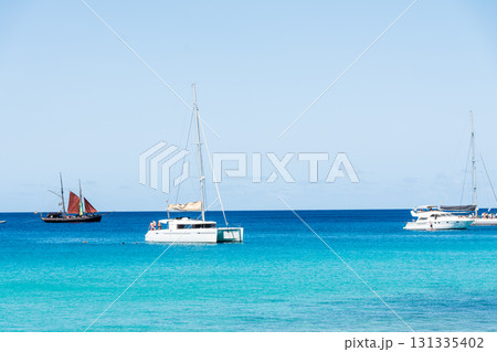 真っ青な青い空と青い海の中に不可部大きなヨット　カナリア諸島のフエルテベンテュラ島にて 131335402