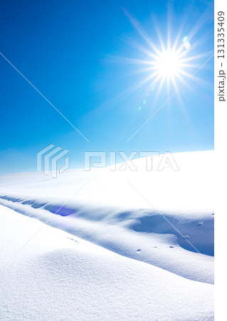 冬の北海道の気持ちの良い青空と眩しい太陽の光 冬の北海道の気持ちの良い青空と眩しい太陽の光 131335409