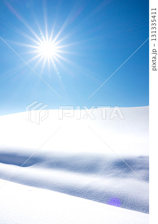 冬の北海道の気持ちの良い青空と眩しい太陽の光 冬の北海道の気持ちの良い青空と眩しい太陽の光 131335411