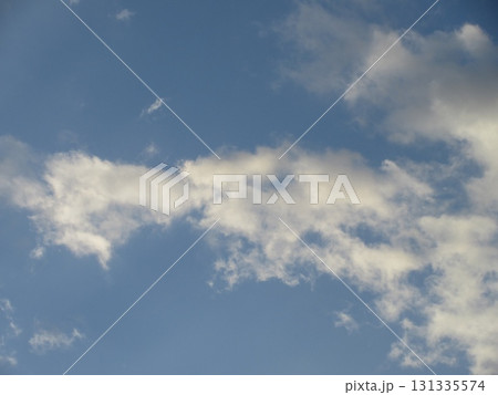 青空に浮かぶ朝焼けに輝く雲 131335574
