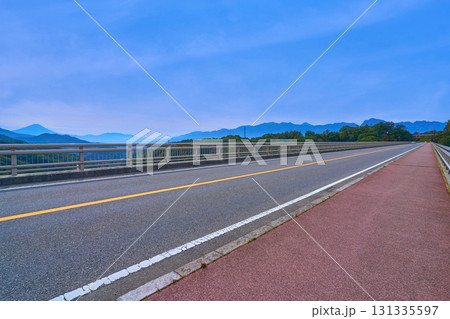 秋の山梨県北杜市の八ヶ岳高原大橋(黄色い橋)の上から南側の富士山と南アルプスの眺望 秋の山梨県北杜市の八ヶ岳高原大橋(黄色い橋)の上から南側の富士山と南アルプスの眺望 131335597