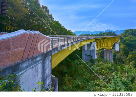 秋の山梨県北杜市の八ヶ岳高原大橋(黄色い橋)と南アルプスの眺望 131335598