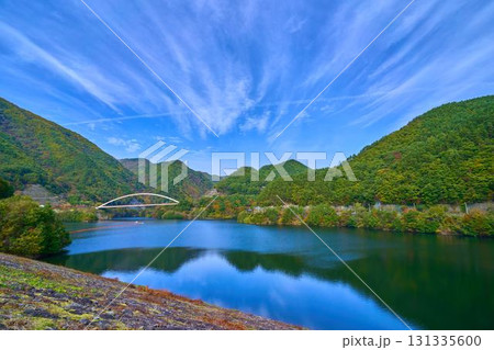 山梨県北杜市のみずがき湖南岸から北側の鹿鳴峡大橋方面 山梨県北杜市のみずがき湖南岸から北側の鹿鳴峡大橋方面 131335600