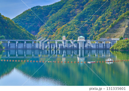山梨県北杜市のみずがき湖から塩川ダム方面を見る 131335601