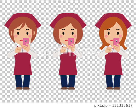 スマホを操作する真紅のエプロンと三角巾の女性 スマホを操作する真紅のエプロンと三角巾の女性 131335617