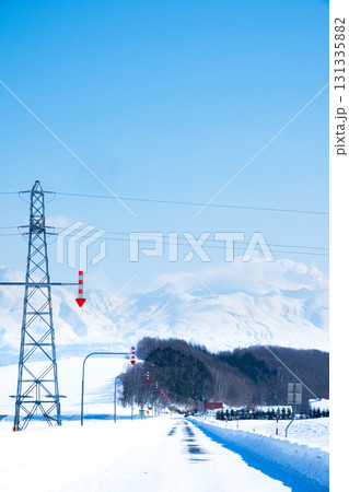 冬の北海道美瑛町の圧雪になった道路と矢羽 131335882