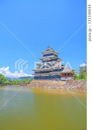 長野県松本市、国宝松本城の風景 131336034