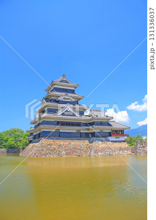 長野県松本市、国宝松本城の風景 131336037
