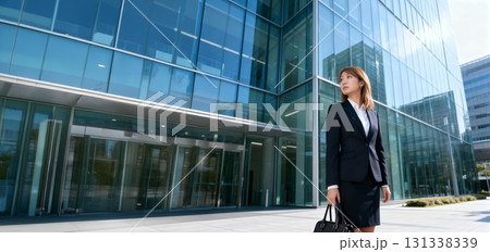オフィスビル街を歩くビジネスウーマン オフィスビル街を歩くビジネスウーマン 131338339