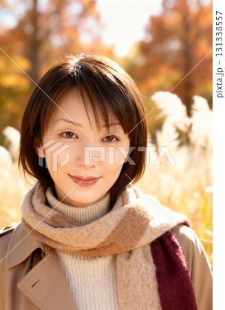 中年女性 紅葉と笑顔の女性ポートレート 131338557