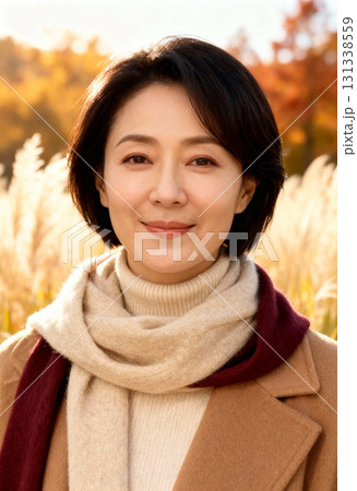 中年女性 紅葉と笑顔の女性ポートレート 131338559