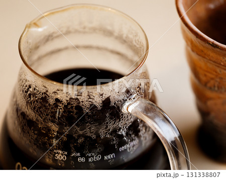 コーヒーを注ぐ 131338807
