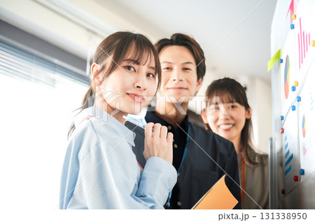 ホワイトボードを使って打合せする3人の男女 ホワイトボードを使って打合せする3人の男女 131338950