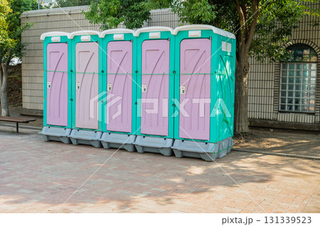 イベント会場に搬入した仮設トイレ イベント会場に搬入した仮設トイレ 131339523