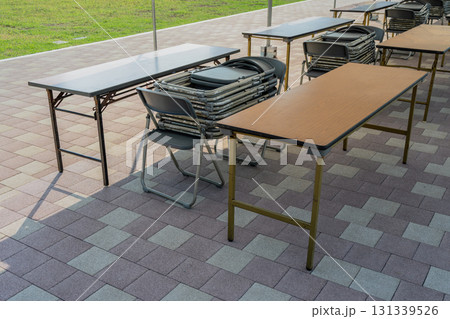 イベント会場の設営　テーブルと椅子 131339526