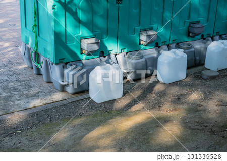 イベント会場に搬入した仮設トイレ　裏側 131339528