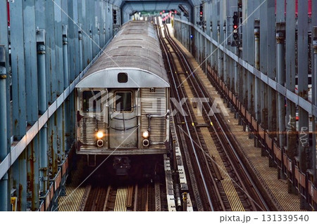 ニューヨーク 橋を渡る地下鉄 ニューヨーク 橋を渡る地下鉄 131339540