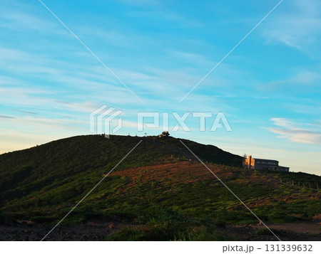夏の蔵王連峰馬の背より蔵王刈田嶺神社 奥宮を望む 131339632
