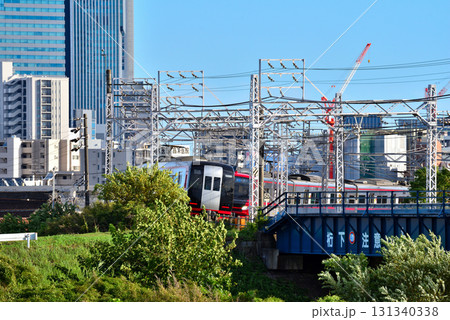 《愛知県》名古屋都市風景　庄内川河川敷から見た名駅のビル群と名鉄電車 131340338