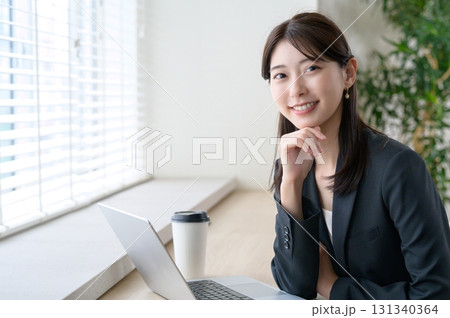 カフェで仕事をする女性 カフェで仕事をする女性 131340364