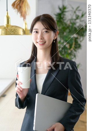 カフェで仕事をする女性 131340370