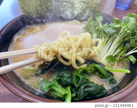 横浜家系ラーメン 濃厚豚骨醤油スープ 横浜家系ラーメン 濃厚豚骨醤油スープ 131340461