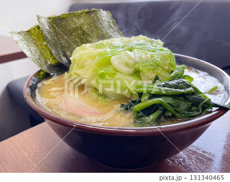 横浜家系ラーメン 濃厚豚骨醤油スープ 横浜家系ラーメン 濃厚豚骨醤油スープ 131340465