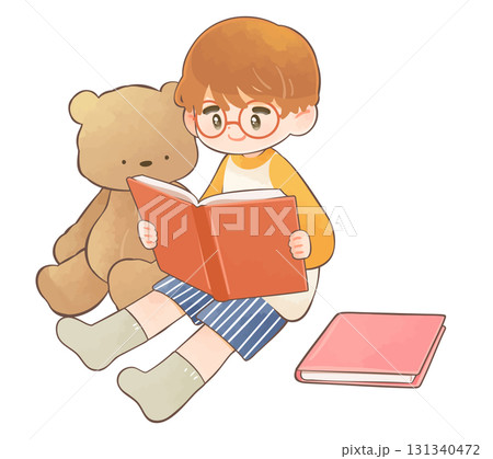 本を読む子供とクマのぬいぐるみ 131340472