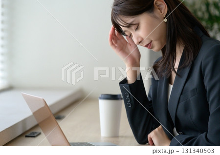 仕事のストレスで不調を感じる日本人女性 131340503
