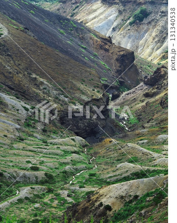 夏の蔵王のお釜を源水とする荒涼とした渓谷を望む 131340538