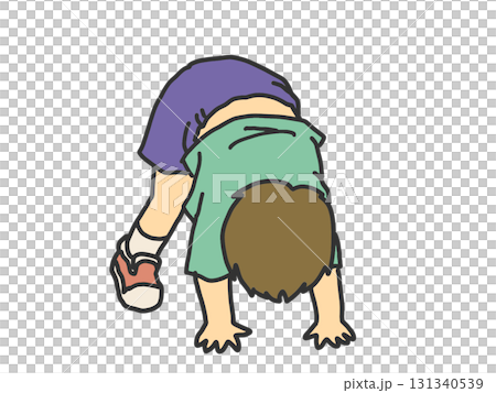 でんぐり返しをする少年 131340539